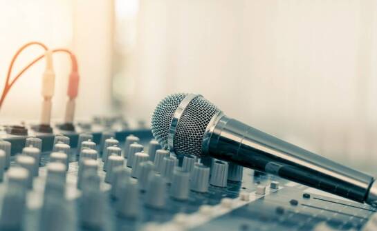 Jakie technologie wpływają na działanie mikrofonów?