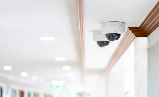 Jak kopułkowe kamery wpływają na dyskrecję w monitoringu?