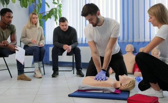 Jak kurs pierwszej pomocy przygotowuje do pracy w służbach ratunkowych?