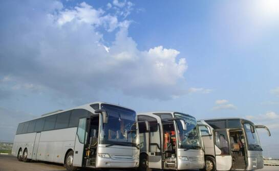 Jak wynajem autokarów wpływa na organizację transportu dla szkół?