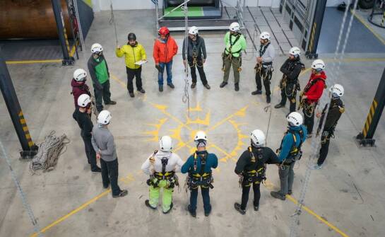 Zastosowanie półstatycznych lin w parkach linowych – co warto wiedzieć?