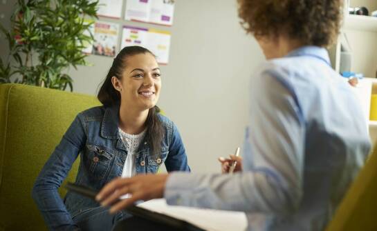 W jaki sposób dziecięcy psychiatrzy pomagają młodzieży w radzeniu sobie z presją rówieśniczą?