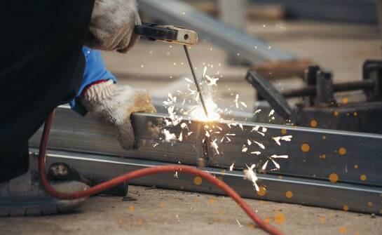 Jak spawanie samoosłonowym drutem przyczynia się do redukcji kosztów produkcji?