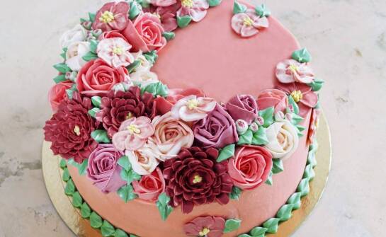 Poradnik: jak dbać o estetykę tortu z komunijnym opłatkiem?