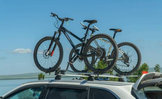 Samochodowe bagażniki dachowe dla entuzjastów sportów wodnych: jakie modele wybrać?