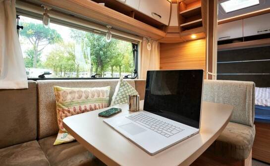 Funkcjonalność stolików w busach do pojazdów turystycznych