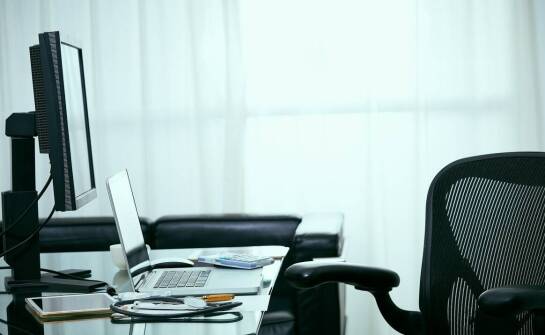 Wybór ergonomicznego krzesła do biurowej pracy – co warto wiedzieć?