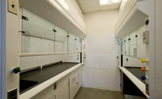 Laboratoryjne meble a bezpieczeństwo pracy: kluczowe aspekty do rozważenia