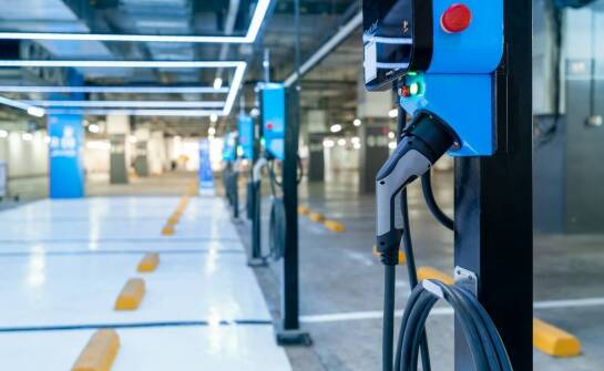 Jak stacje ładowania mogą wpłynąć na obniżenie kosztów eksploatacji elektrycznych pojazdów?