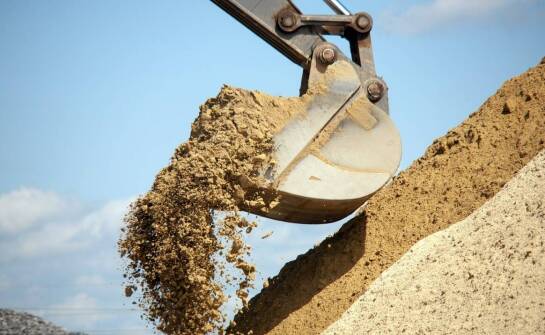 Jak wynajem przesiewacza do ziemi wpływa na jakość materiałów sortowanych?