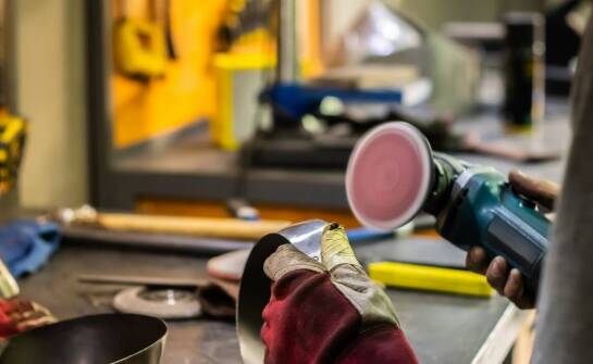 Zastosowanie proszkowych farb w przemyśle meblarskim: co warto wiedzieć?