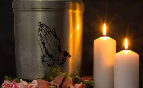 Usługi transportu urny – co warto wiedzieć przed podjęciem decyzji?