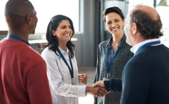 Reklamowa smycz a relacje z klientami – jak je budować?