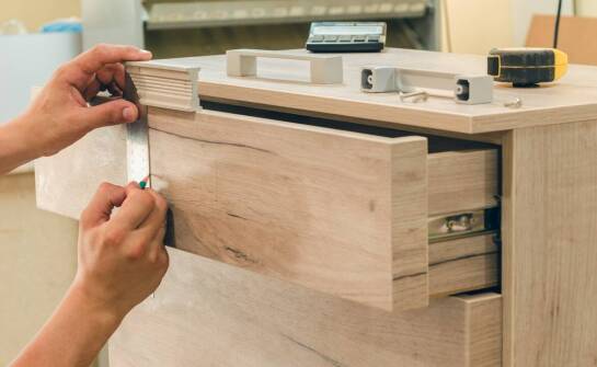 Jakie są najczęstsze problemy z prowadnicami do szuflad i jak je rozwiązać?