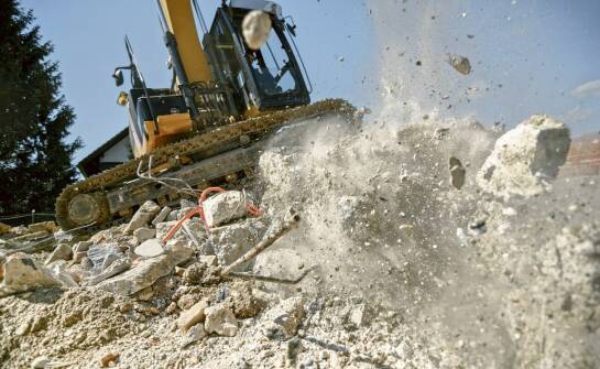 Młot wyburzeniowy do koparki – jakie są najważniejsze ergonomiczne cechy?