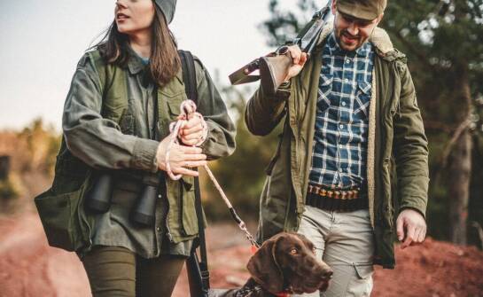 Zalety dwustronnej myśliwskiej kurtki w różnych warunkach pogodowych