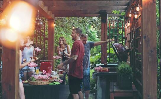 Rzucanie siekierami jako nietypowy pomysł na aktywne urodziny dla dorosłych.