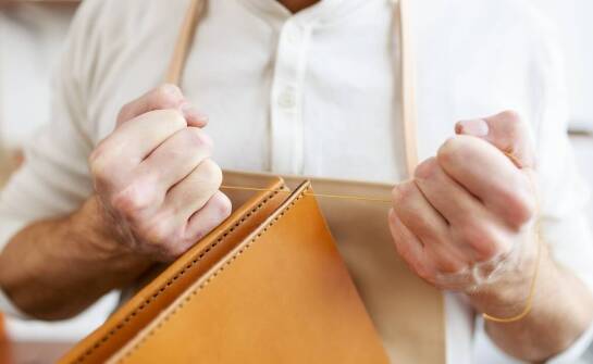 Zalety korzystania z zamykanej saszetki w codziennym życiu zawodowym