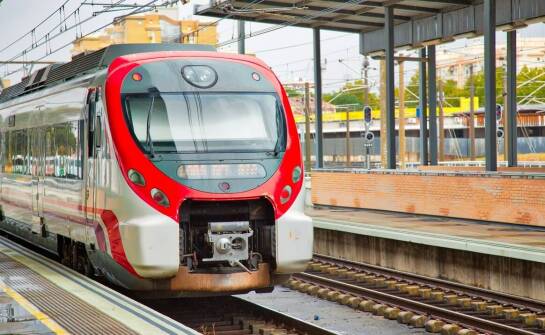 Jakie są kluczowe funkcje nowoczesnych tablic do informacji pasażerskiej?