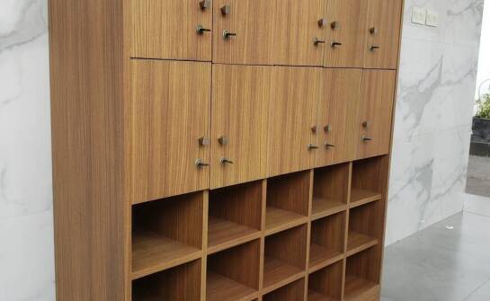 Jak zamki do szafek wpływają na bezpieczeństwo i organizację przestrzeni?