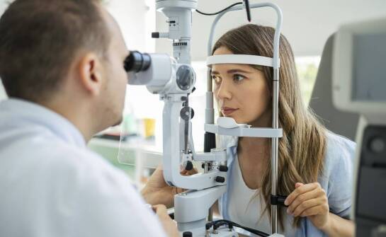 Jakie okulistyczne badania są niezbędne przed rozpoczęciem pracy w zawodzie wymagającym dobrego wzroku?