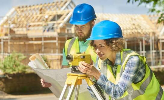 Geodezyjna obsługa budowlanych inwestycji: kluczowe aspekty