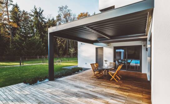 Jakie są zalety wyboru pergoli jako osłonowego systemu dla tarasu?