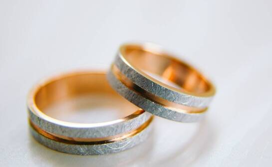 Co sprawia, że klasyczne ślubne obrączki są zawsze w modzie?