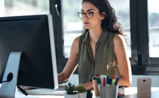 Dlaczego regularne okulistyczne konsultacje są kluczowe dla biurowych pracowników?