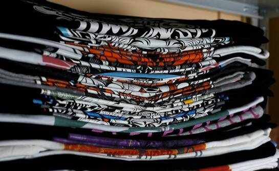 Nadruki na torbach – jakie informacje warto umieścić, aby przyciągnąć klientów?