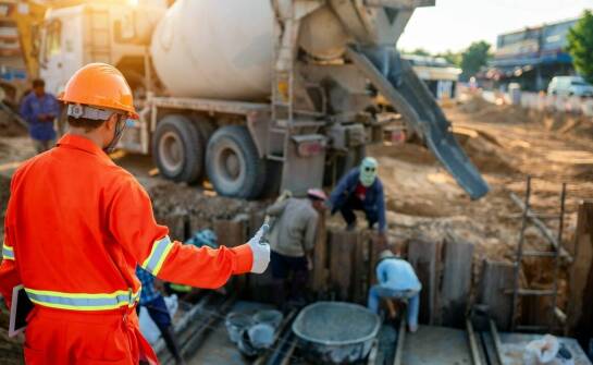 Jakie są kluczowe aspekty drogowego transportu materiałów budowlanych?