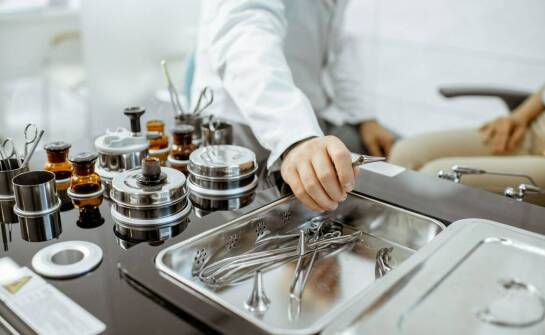 Porównanie różnych metod leczenia dziur po niciach w estetycznej dermatologii