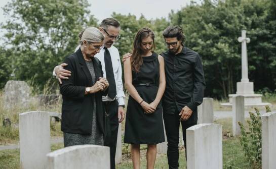 Czy warto wprowadzić zdjęcia zmarłego na uroczystości pogrzebowej?