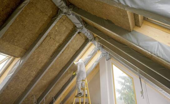 Skuteczne metody ocieplania użytkowych poddaszy przy użyciu natryskowej celulozy