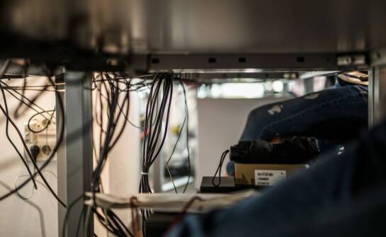 Bezpieczeństwo użytkowania dzięki antykolizyjnym czujnikom w biurkowych stelażach