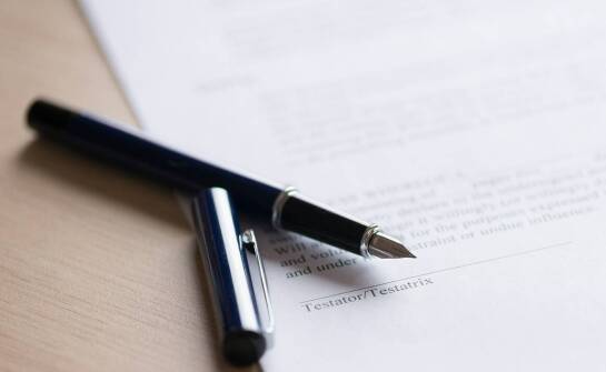 Jakie są kluczowe elementy handlowej umowy i jak może pomóc kancelaria?