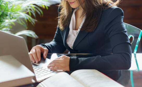 Proces sporządzania prawnych opinii przez adwokacką kancelarię