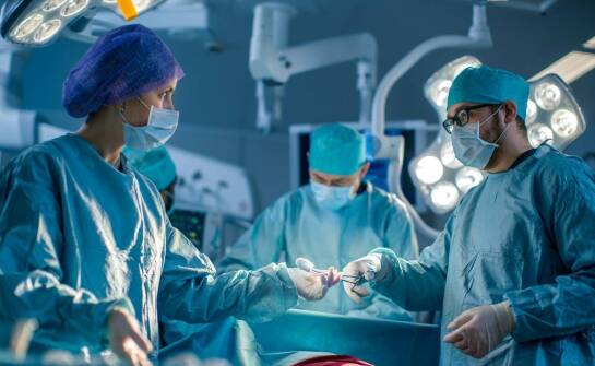 Jak benzokaina i lidokaina wpływają na przebieg chirurgicznych zabiegów?