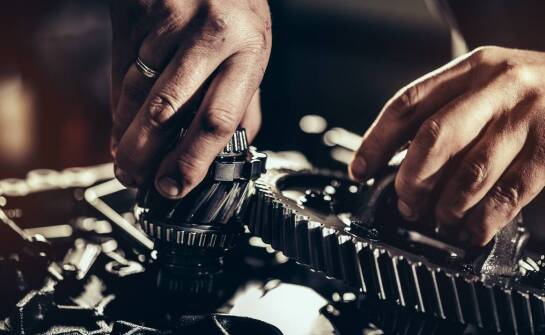 Dlaczego warto skorzystać z usług mechanika do naprawy skrzyni biegów?