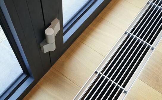 Jak regulacja zawiasów wpływa na funkcjonalność bezprzylgowych drzwi?