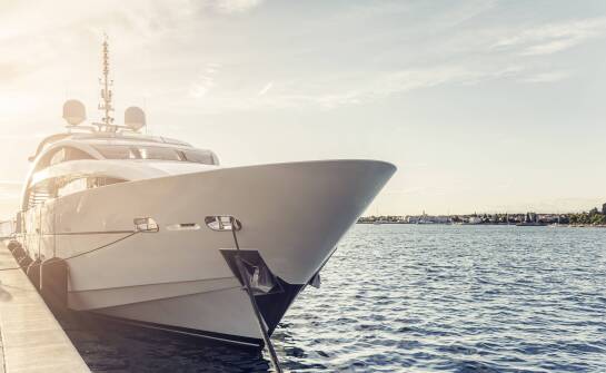 Dlaczego warto zainwestować w relingi personalizowane do jachtów?