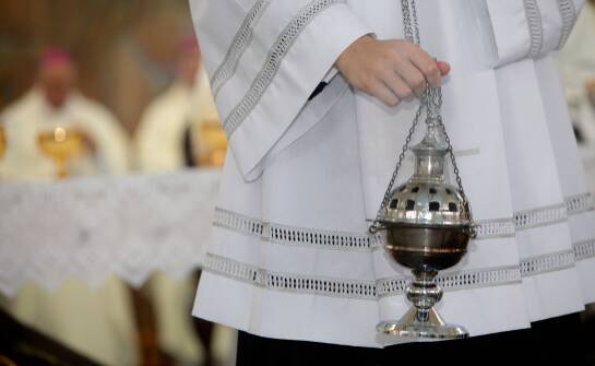 Liturgiczne kadzidło a jego wpływ na atmosferę podczas liturgii