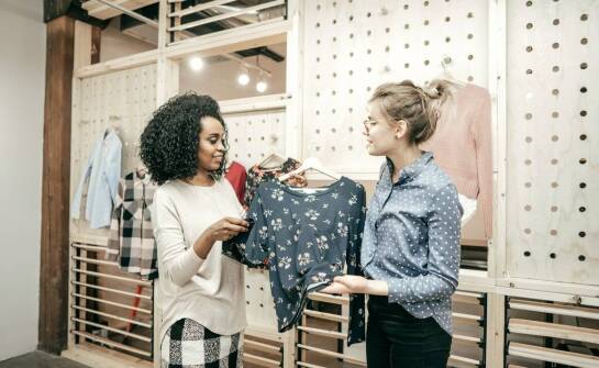 Wpływ elastycznych zamówień na relacje z klientami w hurtowni odzieży używanej