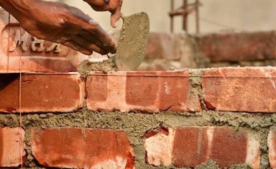 Jak specjalne zaprawy wpływają na termiczną izolacyjność budynków?