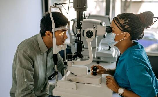 Jakie są wskazania do operacji zaćmy u młodszych osób?