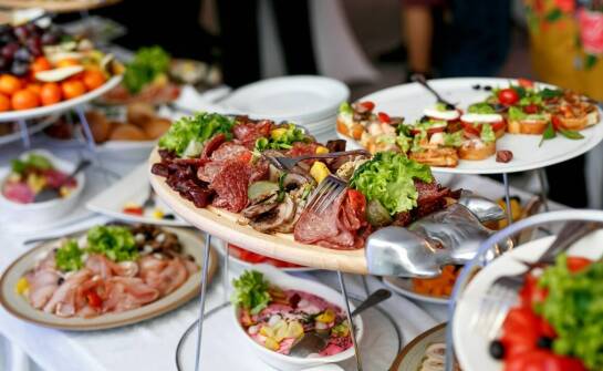 Jakie korzyści płyną ze współpracy z lokalnymi cateringowymi firmami?