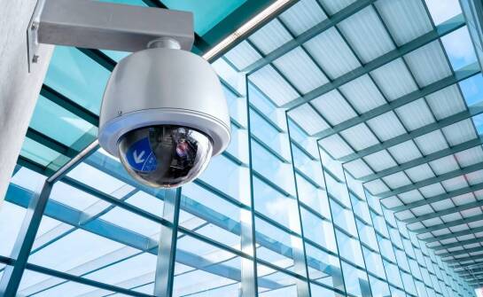 Jak nowoczesne systemy monitoringu zwiększają bezpieczeństwo w składowych halach?