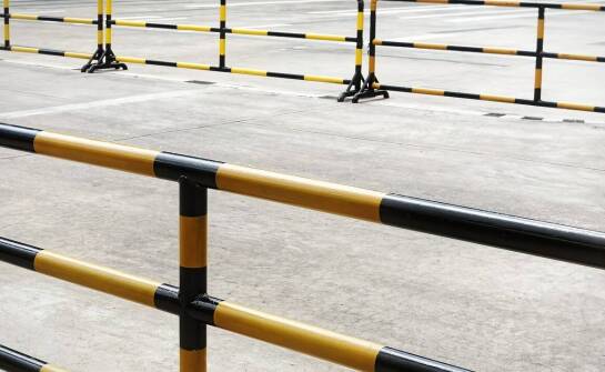 Jak właściwie dobrać drogowe barierki do specyfiki danego obszaru?