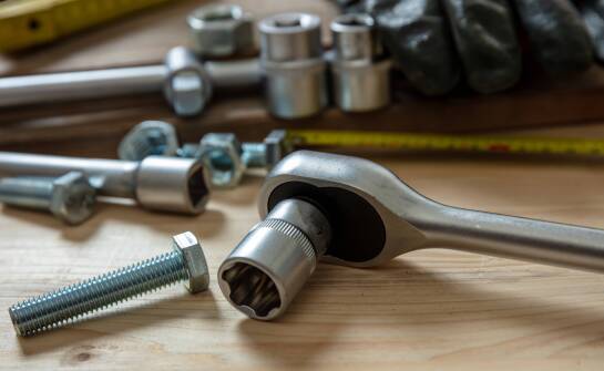 Porównanie akumulatorowych kluczy dynamometrycznych z tradycyjnymi rozwiązaniami