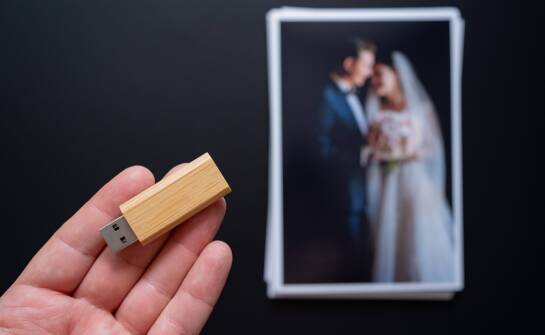 Jakie są zalety drewnianych USB z nadrukiem?